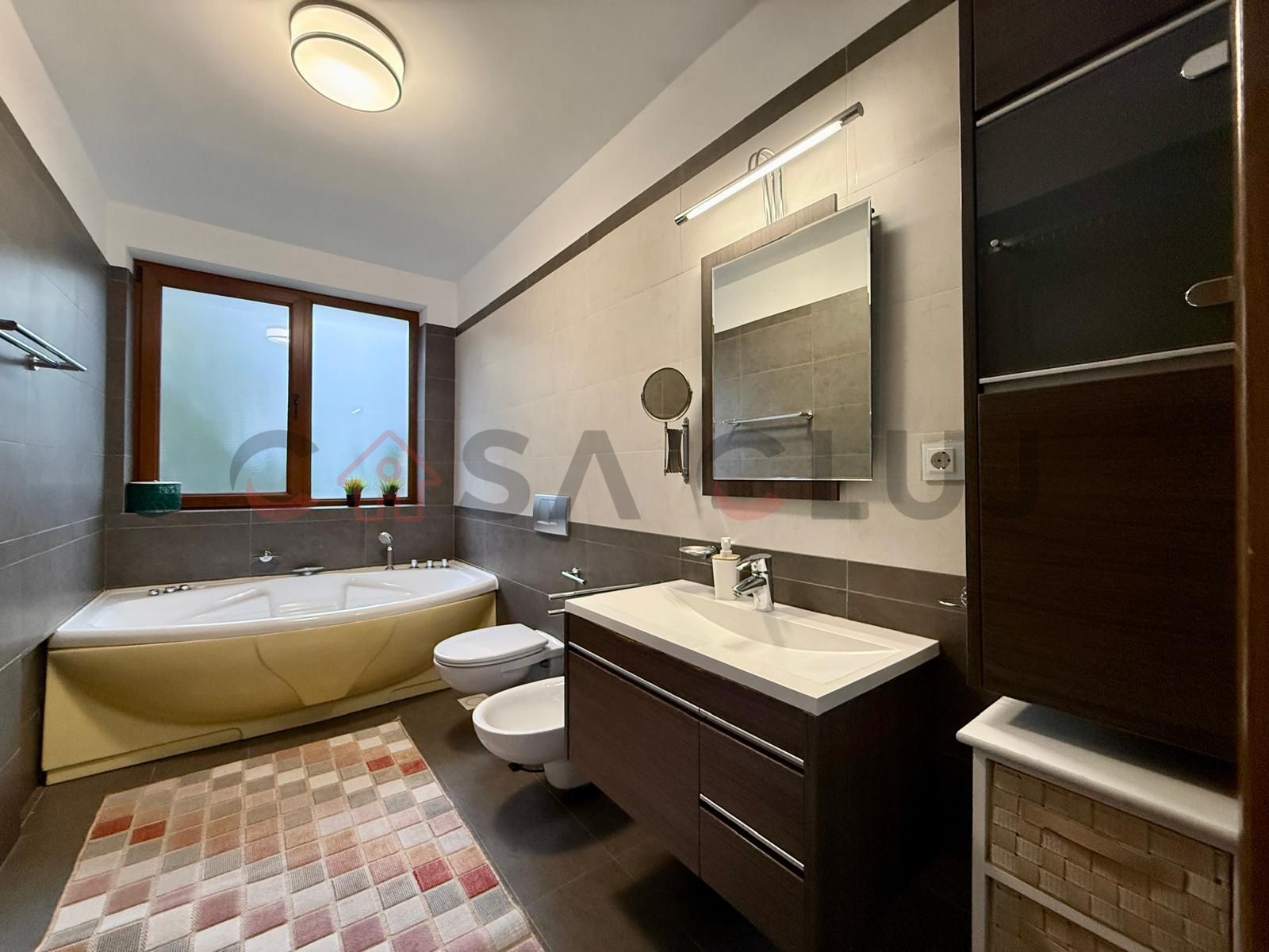Apartament în vilă, curte, la cheie, parcare, Europa — fotografia 8
