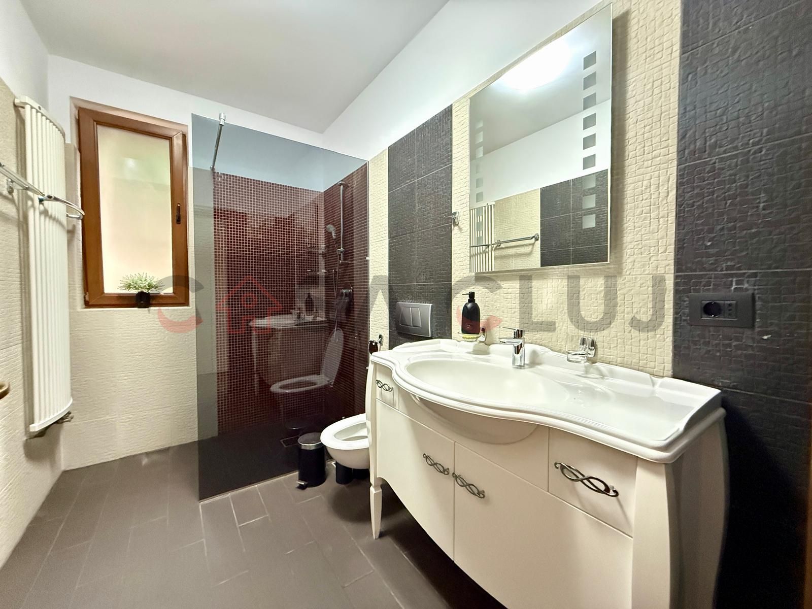 Apartament în vilă, curte, la cheie, parcare, Europa — fotografia 9