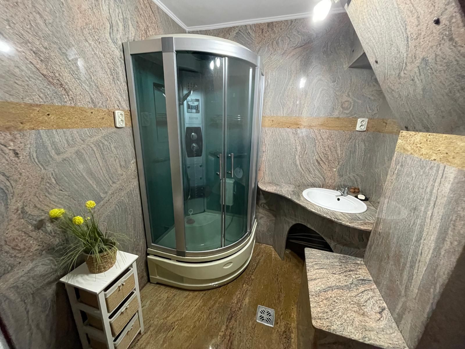 Apartament 2 camere decomandat-zona Spitalul Judetean-125.500 euro neg