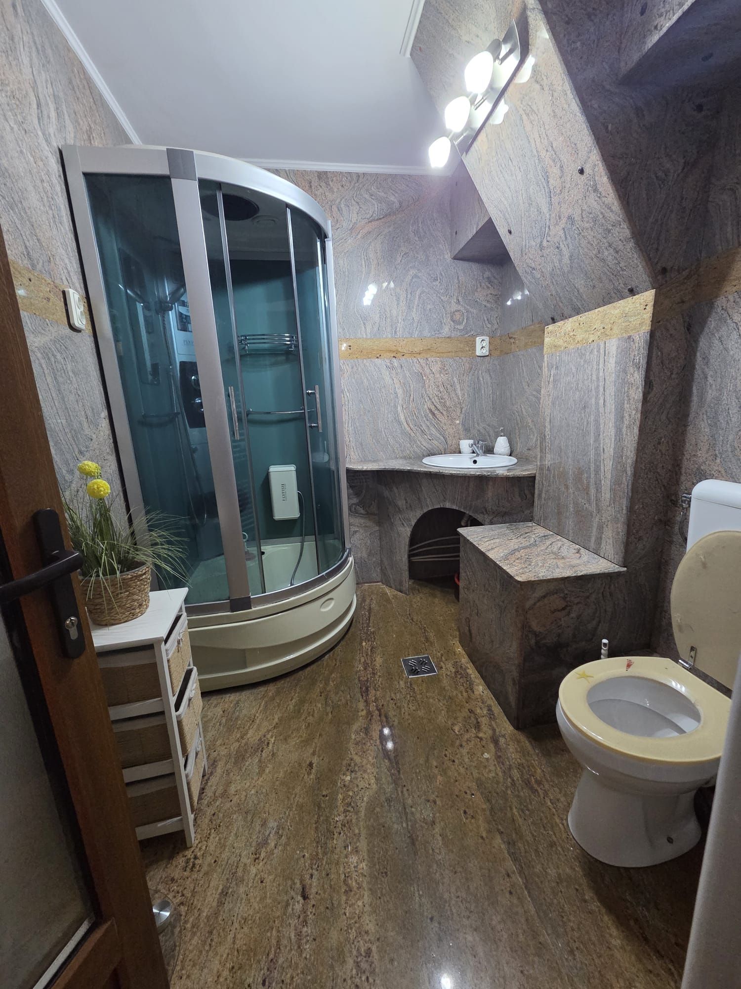 Apartament 2 camere decomandat-zona Spitalul Judetean-125.500 euro neg — fotografia 11
