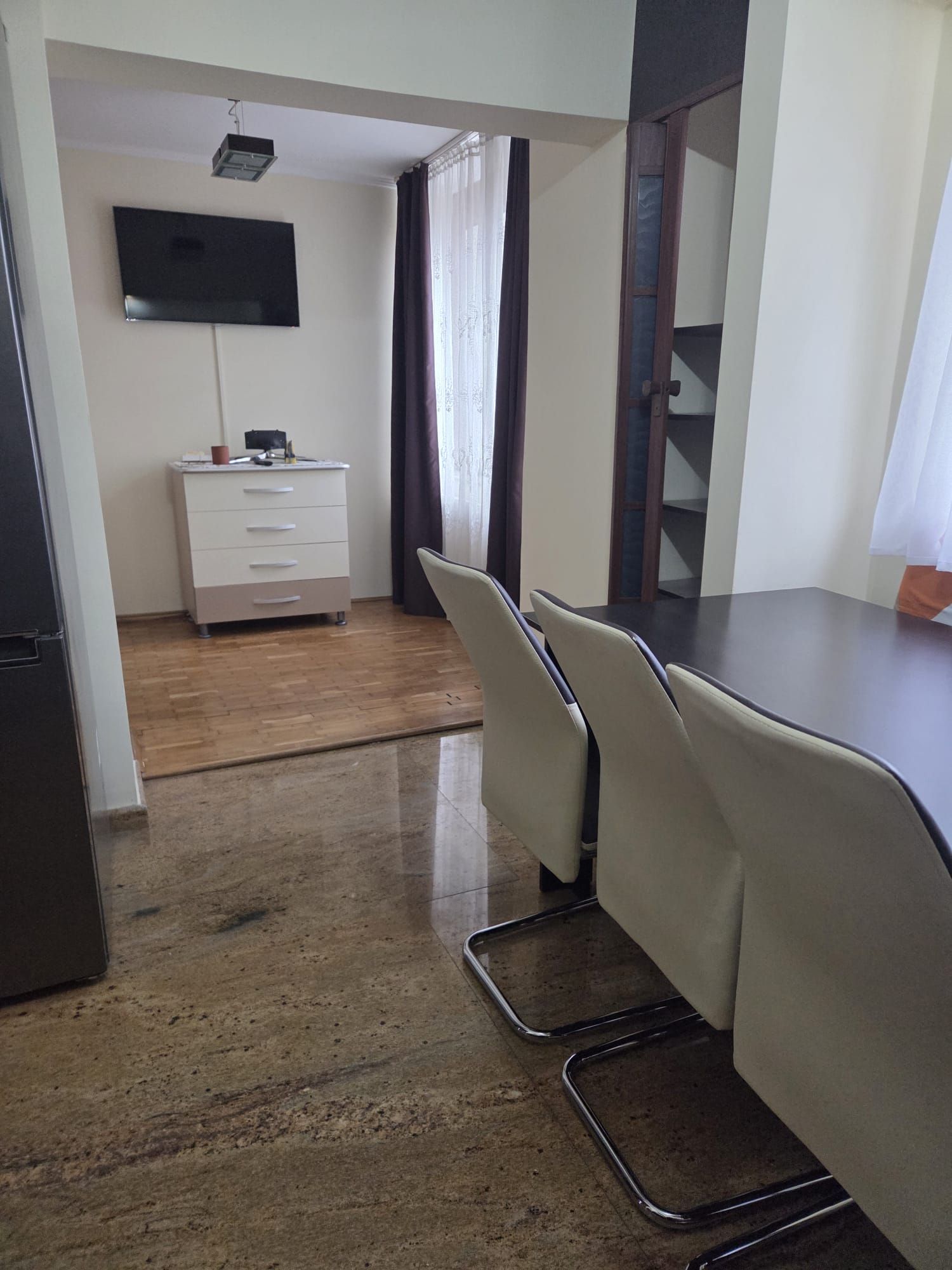 Apartament 2 camere decomandat-zona Spitalul Judetean-125.500 euro neg — fotografia 16