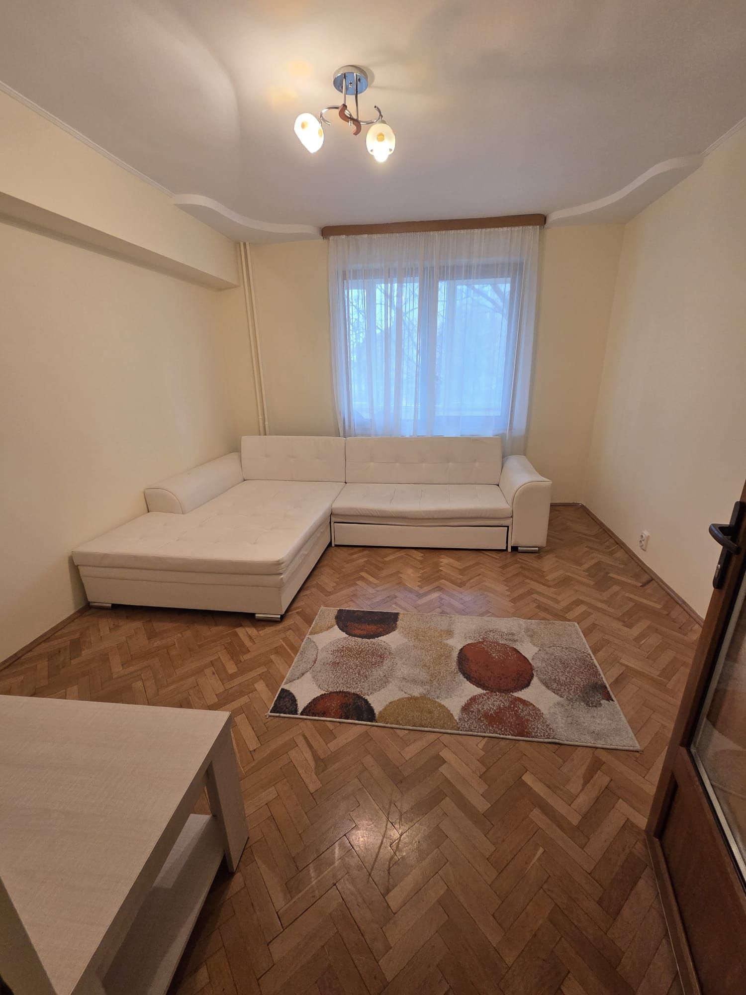Apartament 2 camere decomandat-zona Spitalul Judetean-125.500 euro neg — fotografia 2
