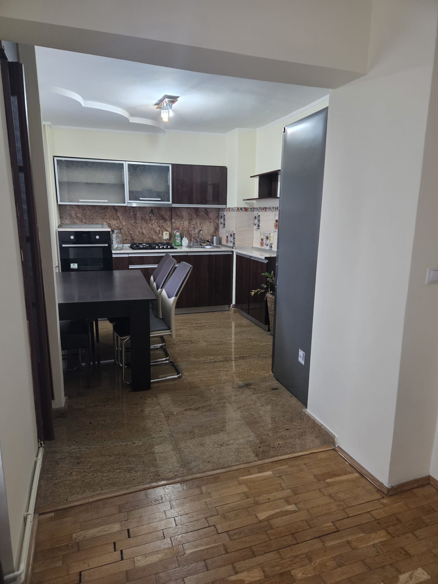 Apartament 2 camere decomandat-zona Spitalul Judetean-125.500 euro neg — fotografia 8