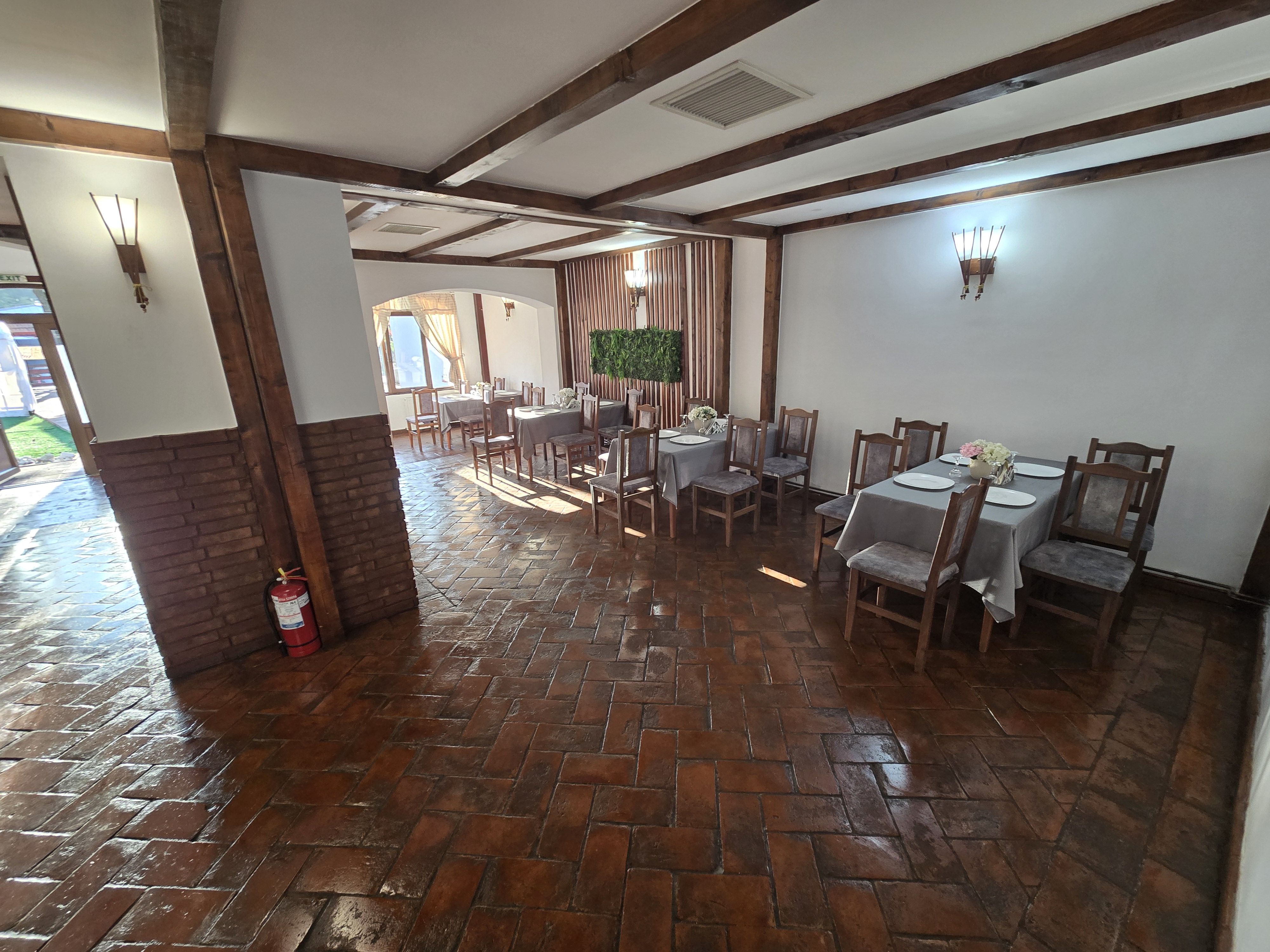 Restaurant 90 persoane+terasă 120 persoane,posibili asociere — fotografia 12