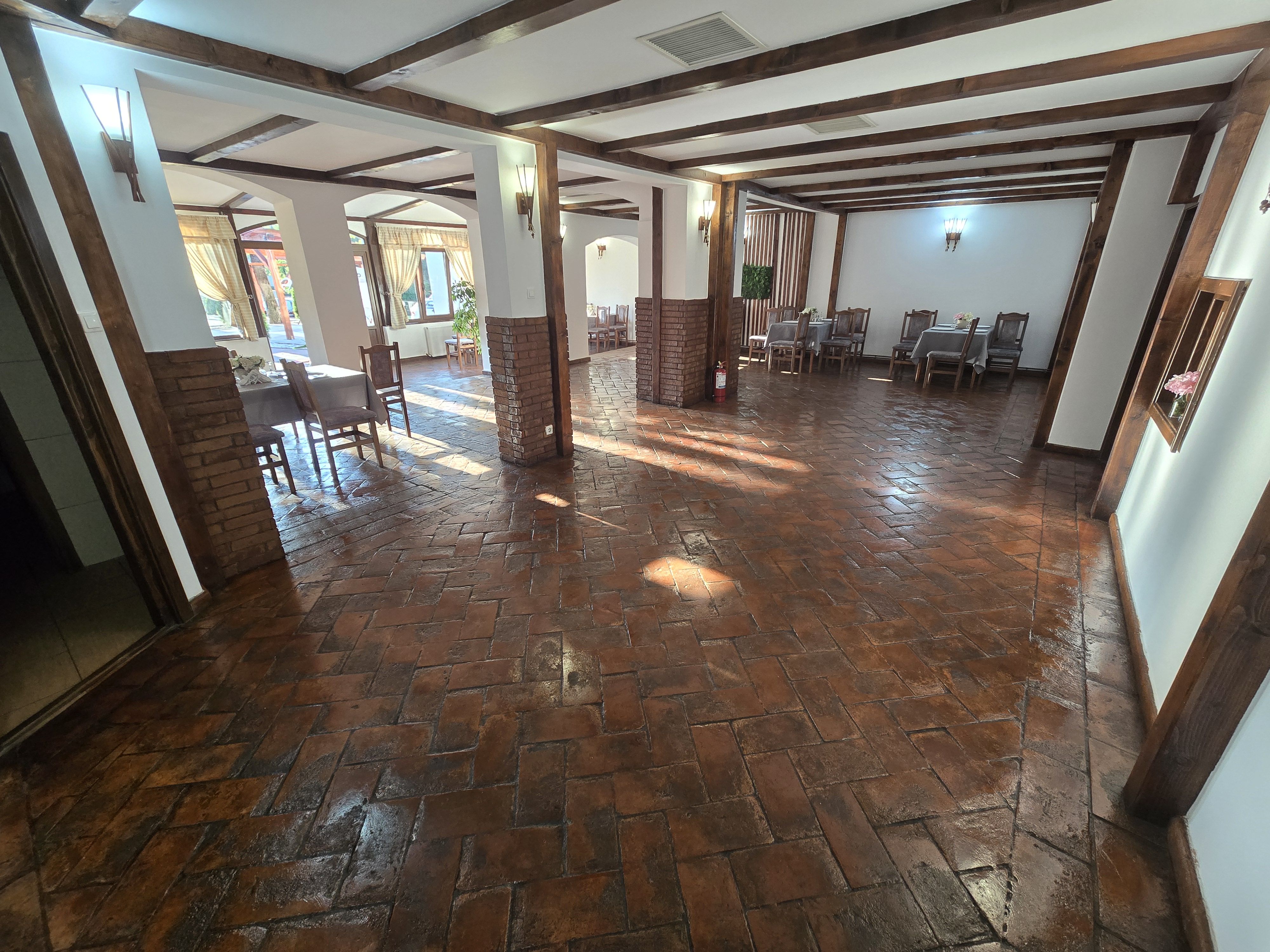 Restaurant 90 persoane+terasă 120 persoane,posibili asociere — fotografia 18