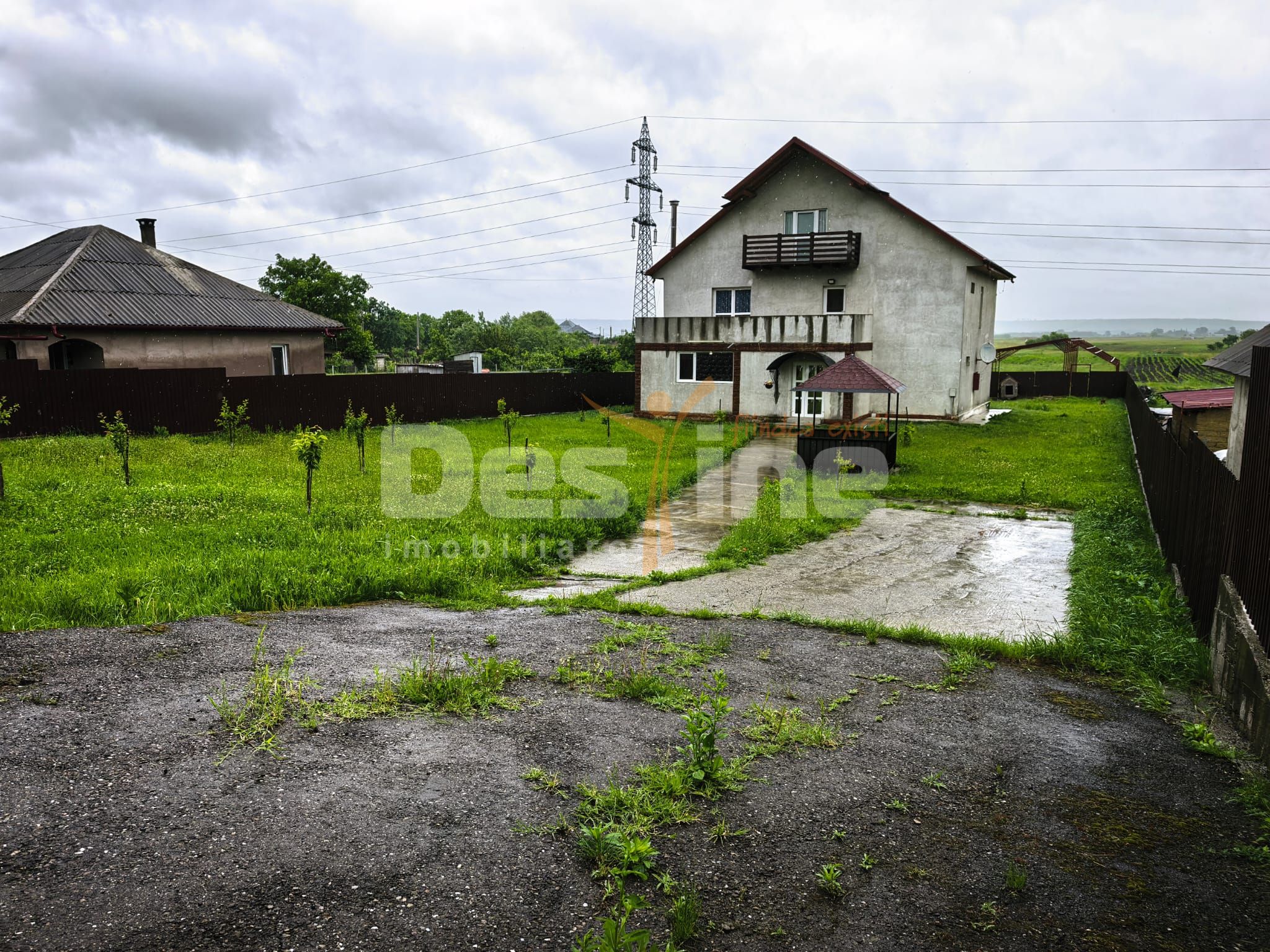 Vila cu etaj si mansarda, teren 7.200 mp, 1.550 mp intravilan
