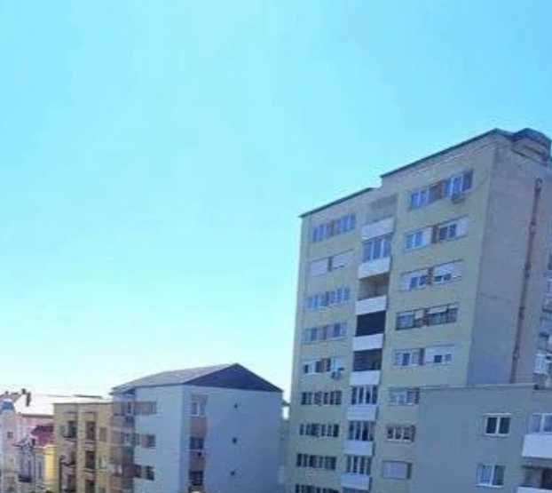 BRASADAS vinde ap cam etaj 10/10 in CENTRU.