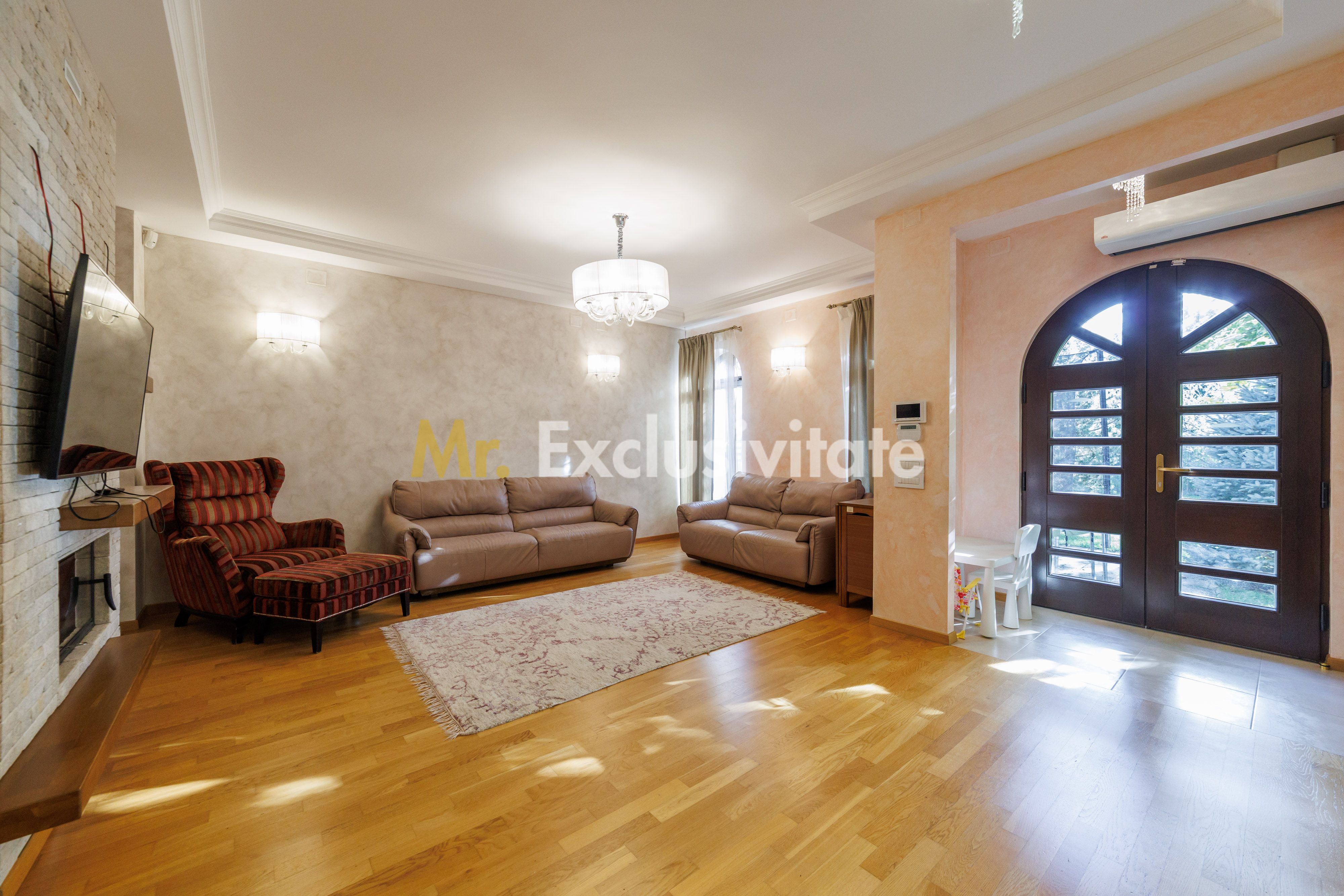 Casă exclusivistă în Pitești - Comision 0 — fotografia 2