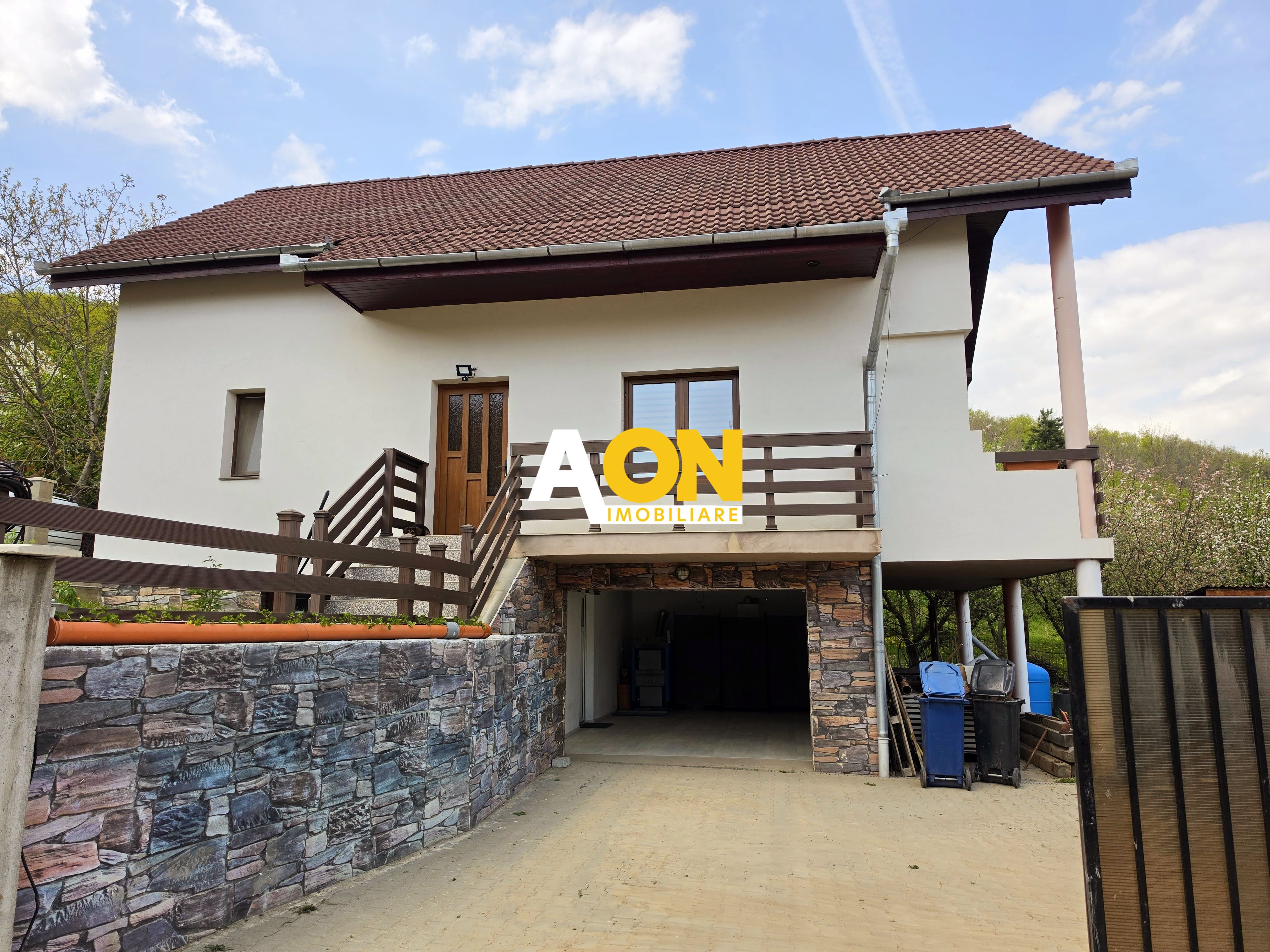 Casă cu 4 camere cu garaj, teren 619 mp, Alba Iulia - zona Micești