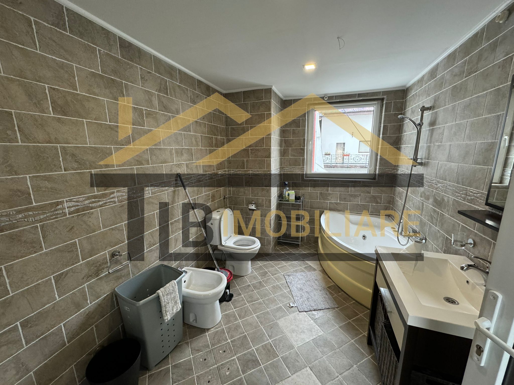 Apartament cu 3 camere, 140 mp, Zona Piata Trandafirilor — fotografia 8