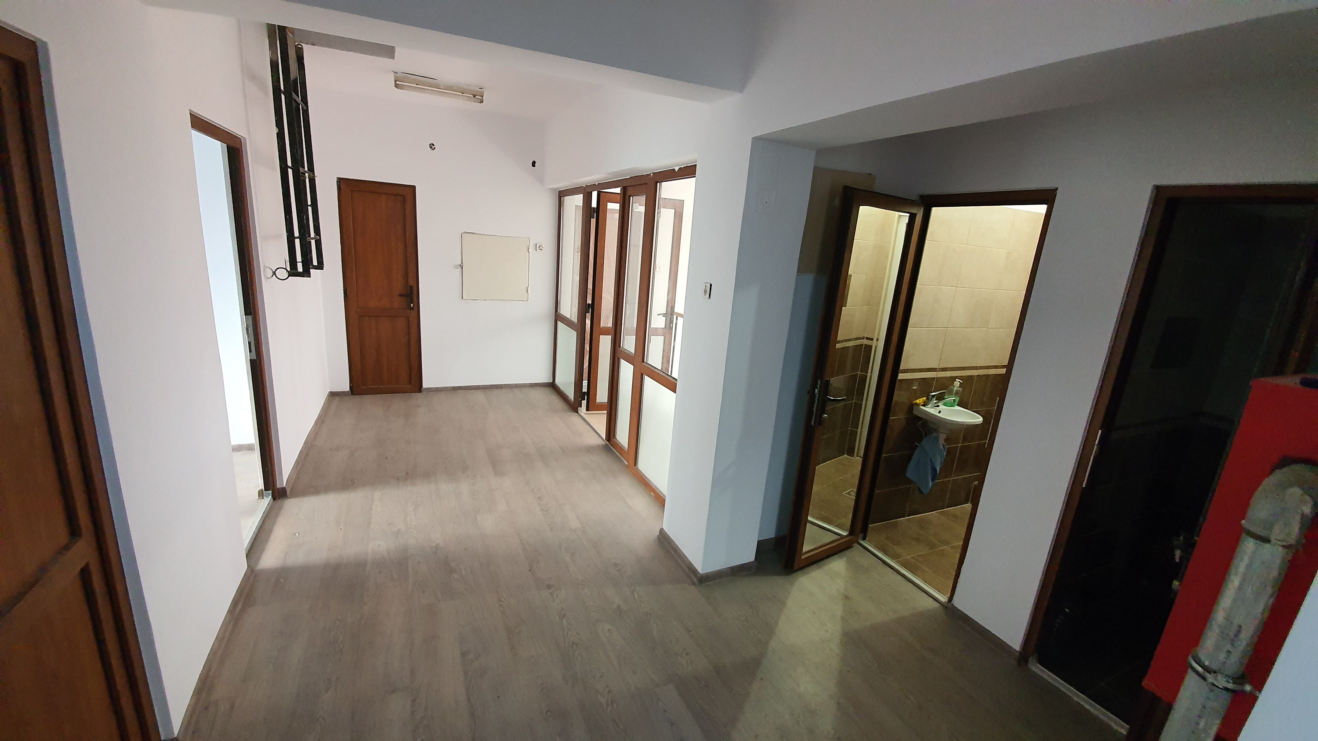 Spatii birouri,recent renovate si mobilate — fotografia 12