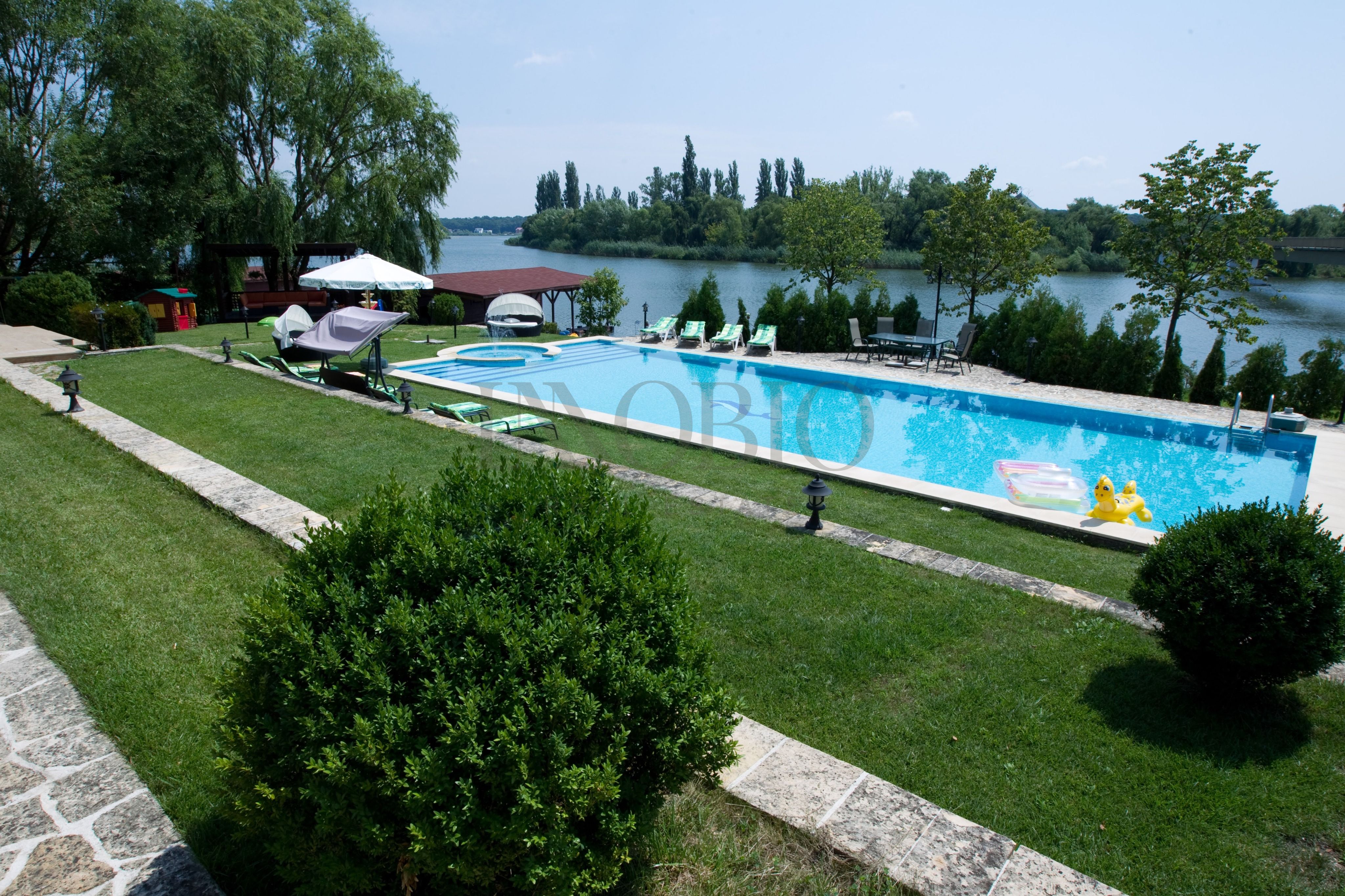 Vilă pe malul Lacului Snagov | 3.000 mp teren | 90 m deschidere lac