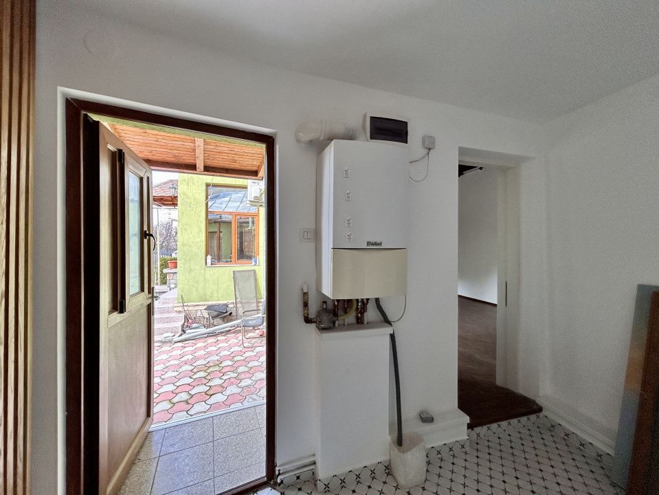 Casa 9 camere, 4 bai, 3 locuri de parcare, Central, Ploiesti — fotografia 17