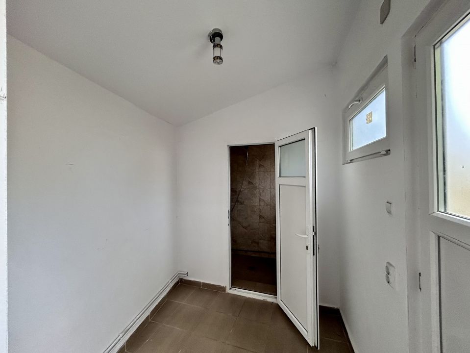 Casa 9 camere, 4 bai, 3 locuri de parcare, Central, Ploiesti — fotografia 42