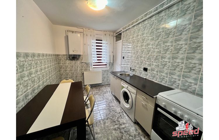 De închiriat apartament cu 3 camere în Tg Mureş - Unirii