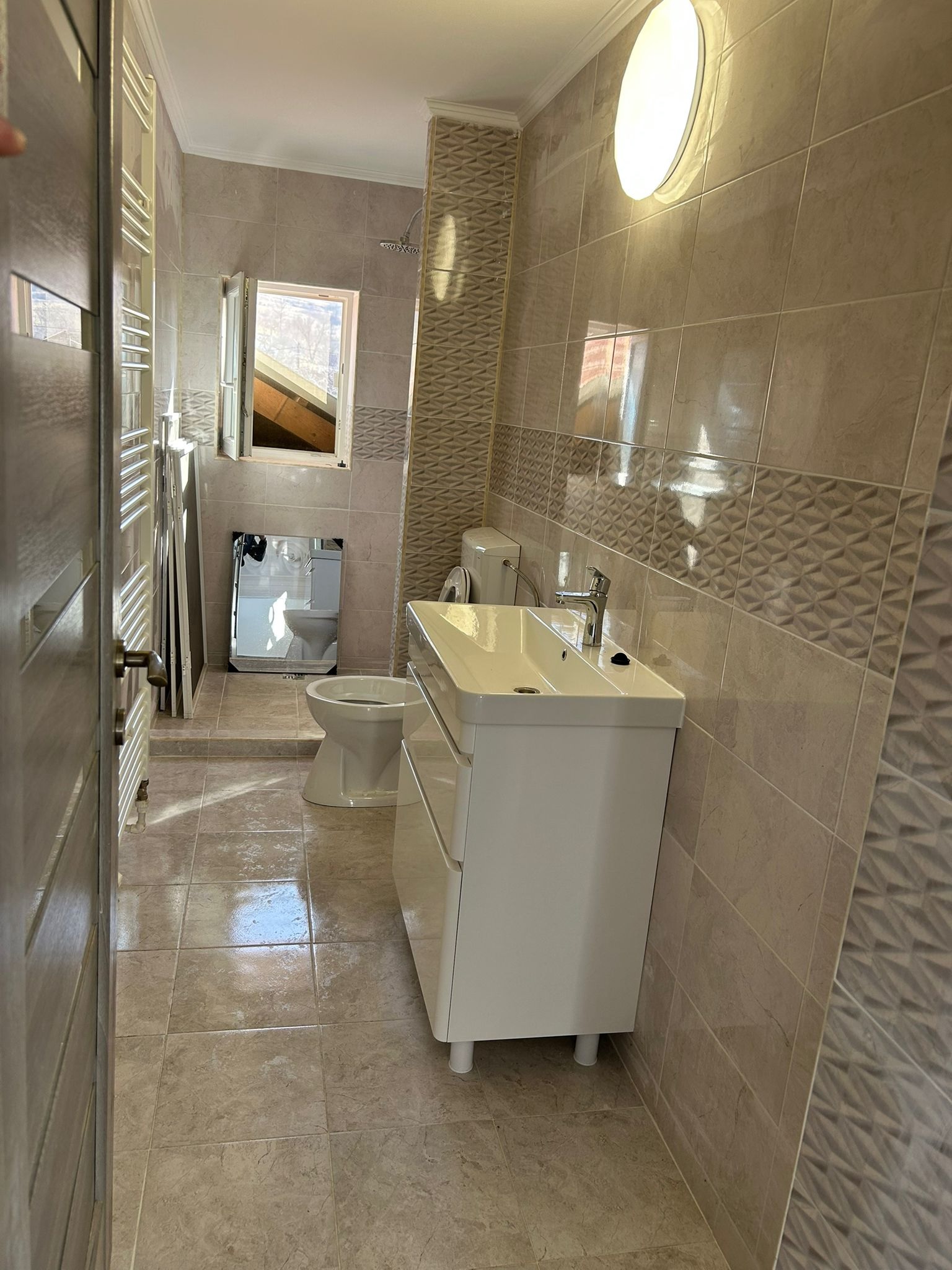 Casă din cărămidă, complet renovată, la doar 13 km de Zalău – 10 ari teren, acces asfaltat. — fotografia 4