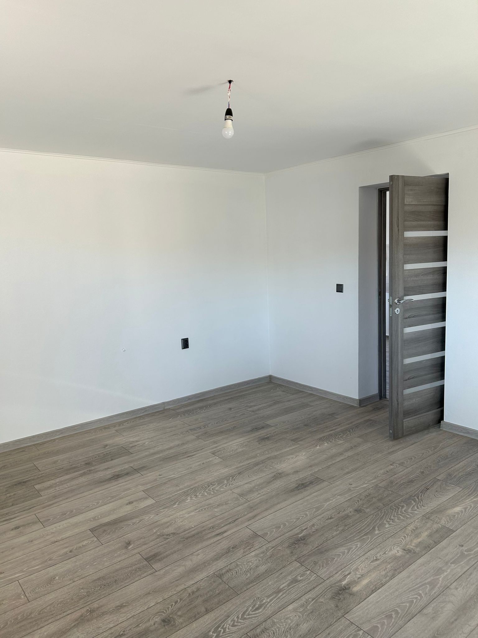 Casă din cărămidă, complet renovată, la doar 13 km de Zalău – 10 ari teren, acces asfaltat. — fotografia 5