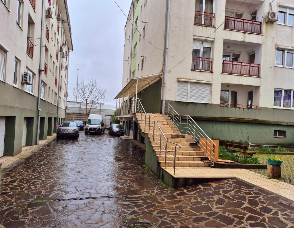 BRASADAS vinde ap 1 cam + boxă beci + garaj etaj 1 Central.