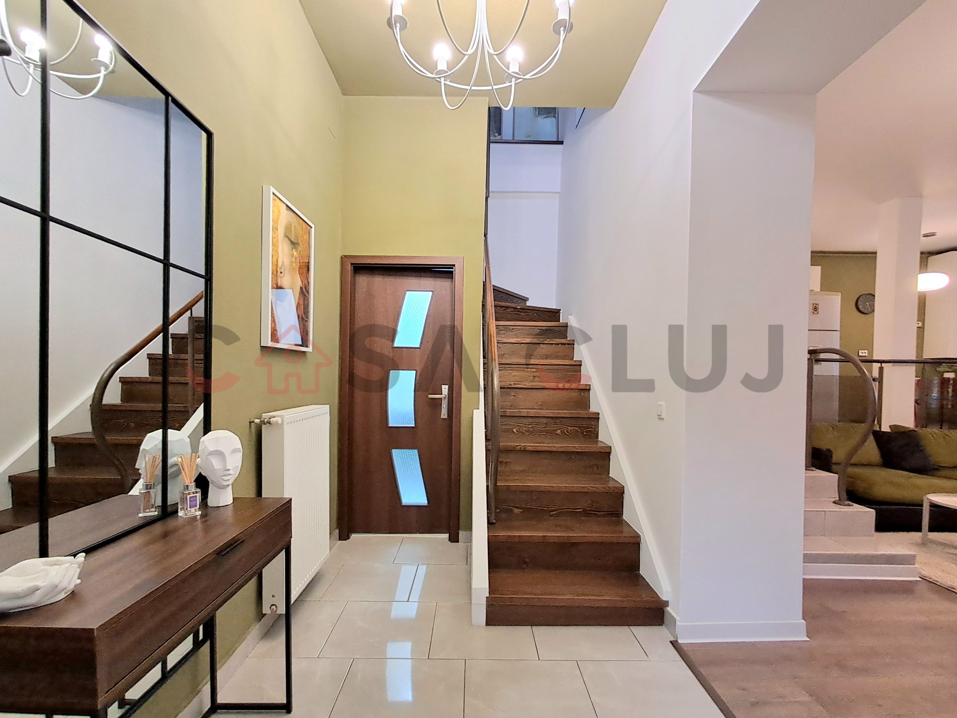 Apartament La Curte Comuna, Zona Centrală!!