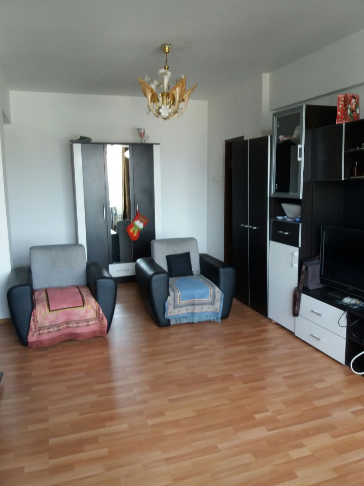 BRASADAS închiriază ap 2 cam decomandat Et 5/7 - Unirii. — fotografia 4