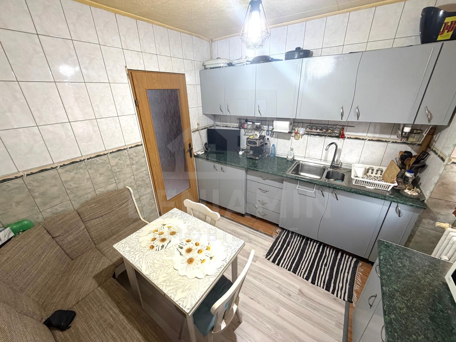 3 camere semidecomandat etaj 3 mobilat utilat - Valea Rosie - 69mp — fotografia 4