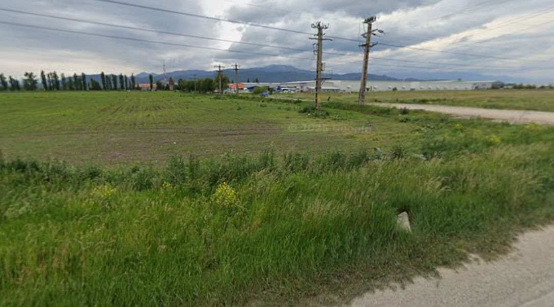 21000 mp,  teren in vecinatatea aeroportului Brasov 50 m deschidere — fotografia 3