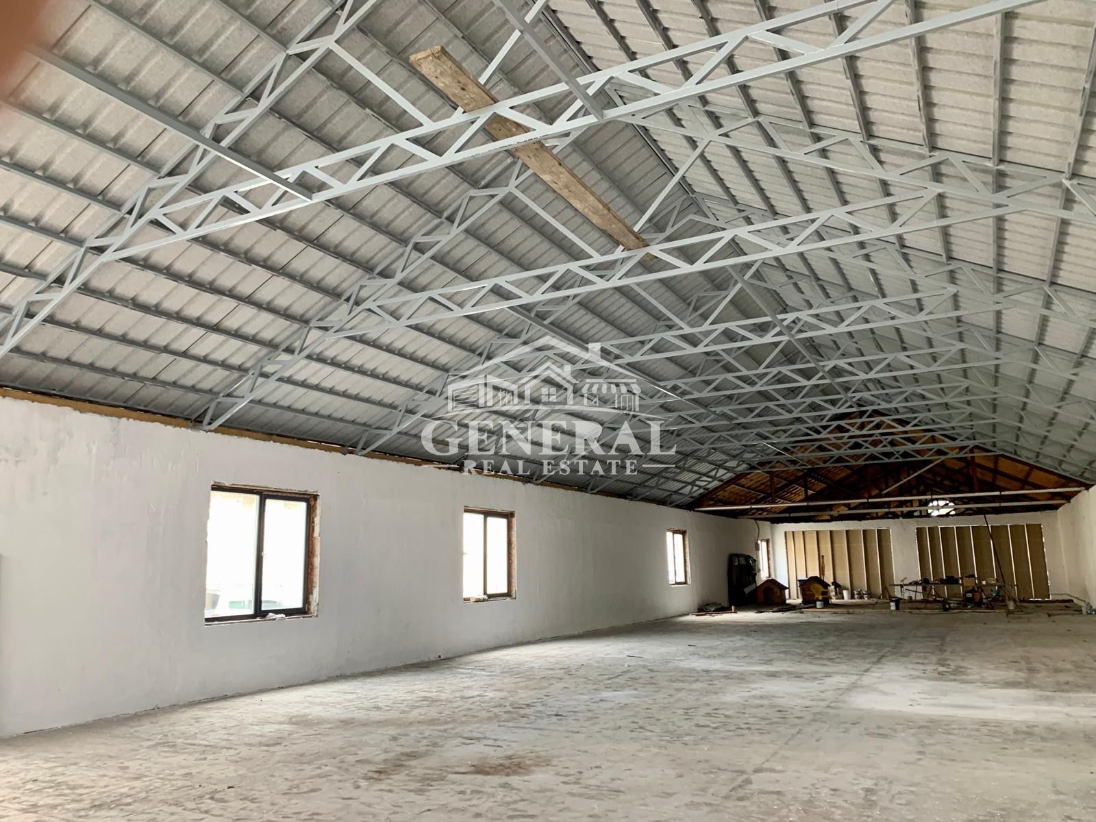 Hala de inchiriat pe Bd. Regele Mihai 150m2 si 300m2 pret /3Euro  /m2 — fotografia 2