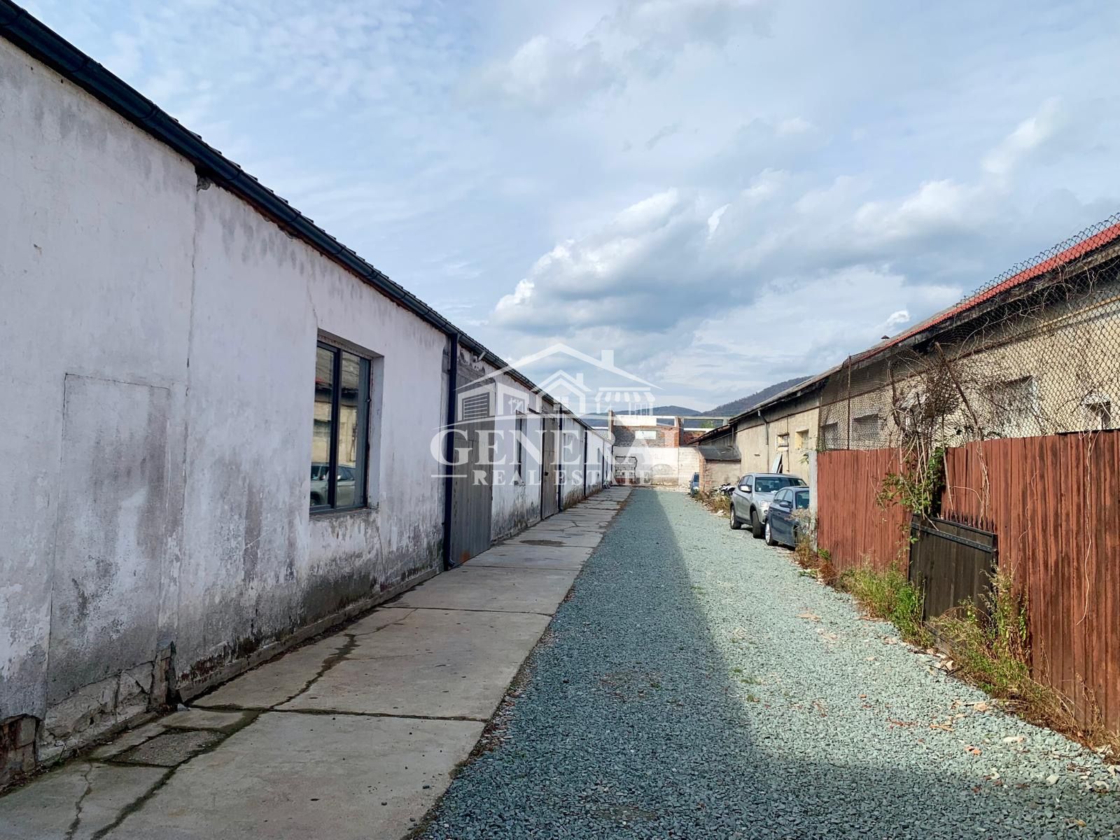Hala de inchiriat pe Bd. Regele Mihai 150m2 si 300m2 pret /3Euro  /m2 — fotografia 3