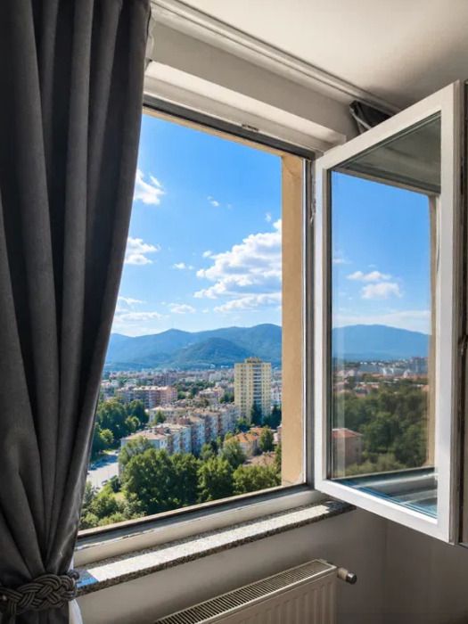 Deschizi geamul și vezi Brașovul 2 camere renovat zona Tractorul — fotografia 2