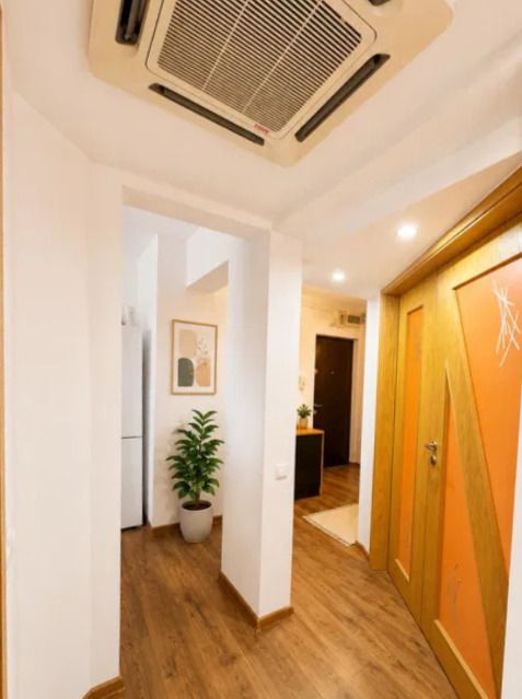 Deschizi geamul și vezi Brașovul 2 camere renovat zona Tractorul — fotografia 5