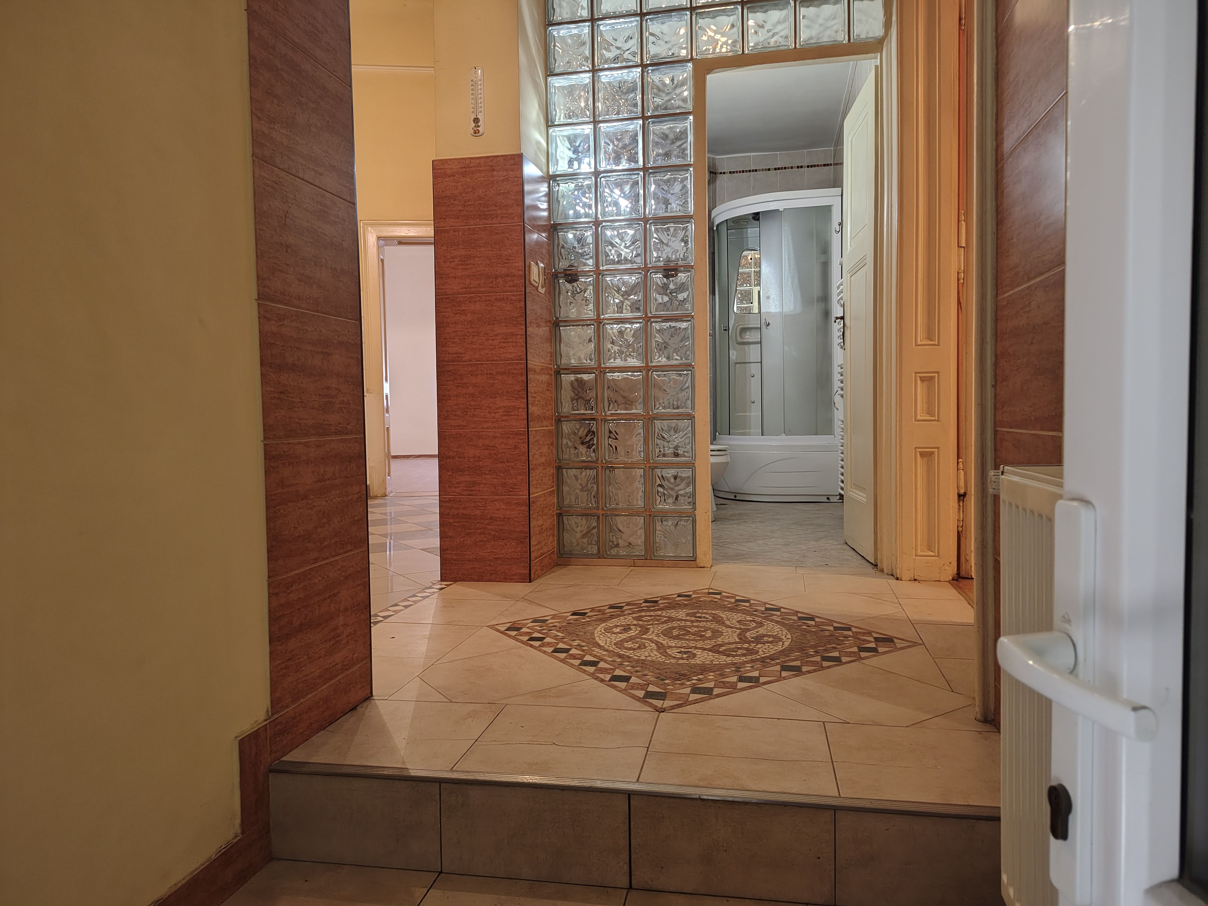 Apartament la casă cu front stradal, str. M. Eminescu. 119 900 E.