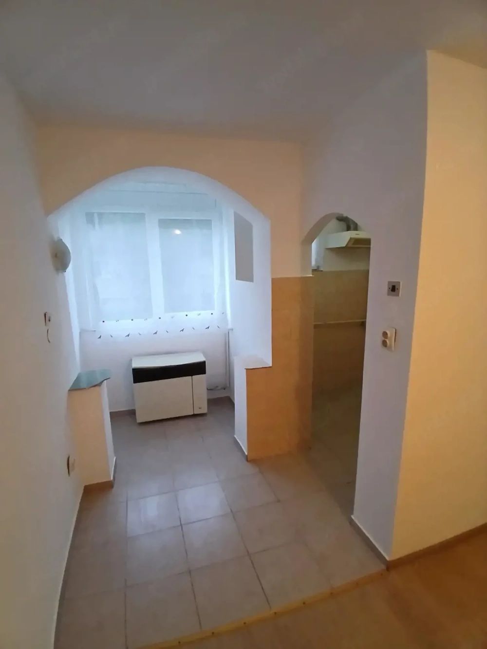 BRASADAS vinde garsoniera pe Ostrovului la PARTER.
