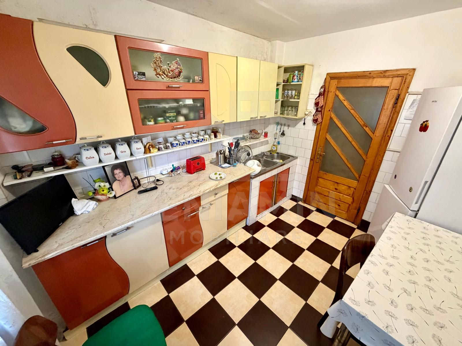 4 camere decomandate - Craiovita Noua - etaj 2 cu 2 bai - bloc 1982 - — fotografia 3