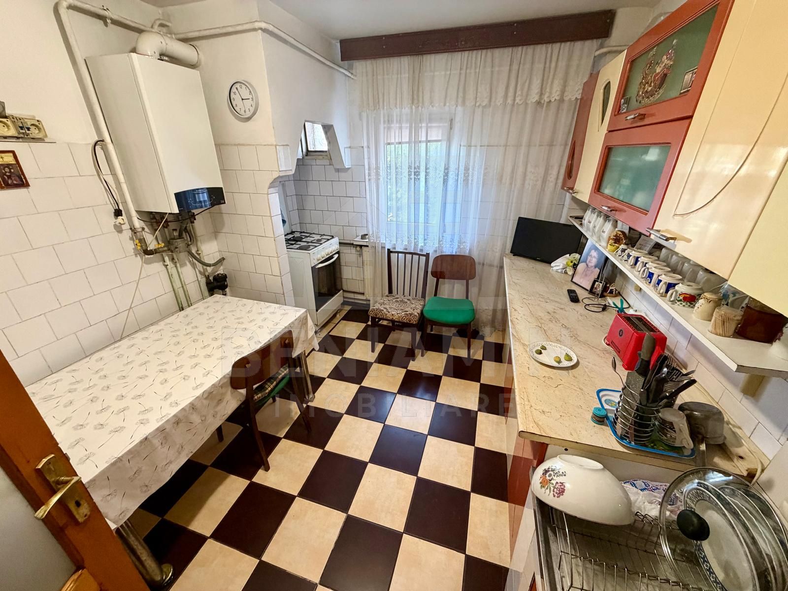 4 camere decomandate - Craiovita Noua - etaj 2 cu 2 bai - bloc 1982 - — fotografia 4