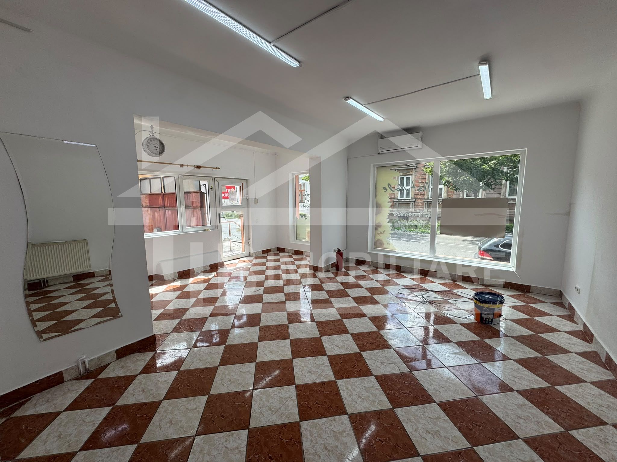 Spatiu comercial, 50 mp, vad pietonal, Zona Revolutiei — fotografia 3