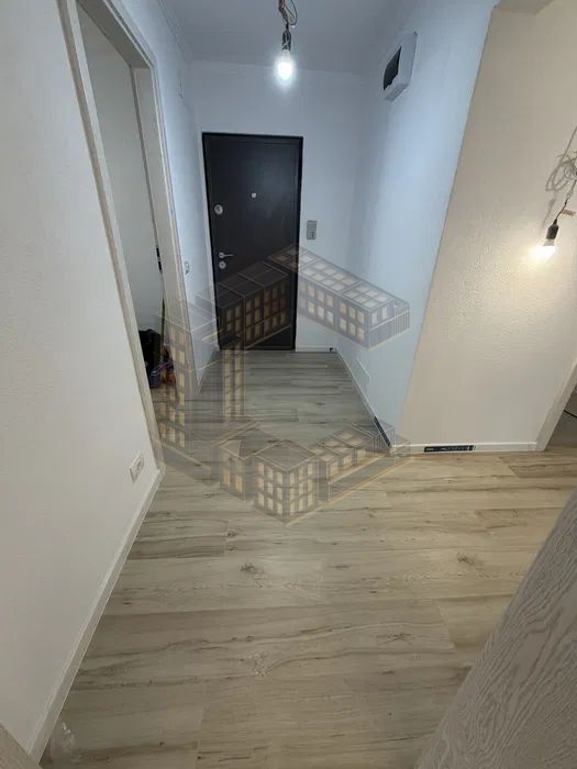Apartament cu 3 camere, etajul 1, renovat, zona Dambovita — fotografia 3