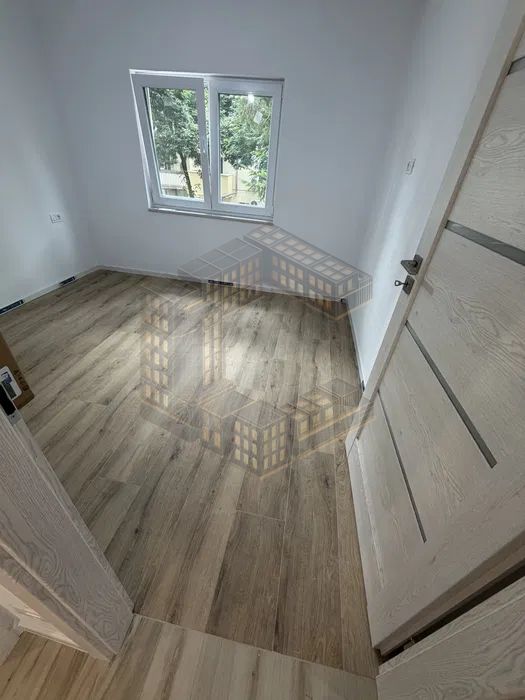 Apartament cu 3 camere, etajul 1, renovat, zona Dambovita — fotografia 4