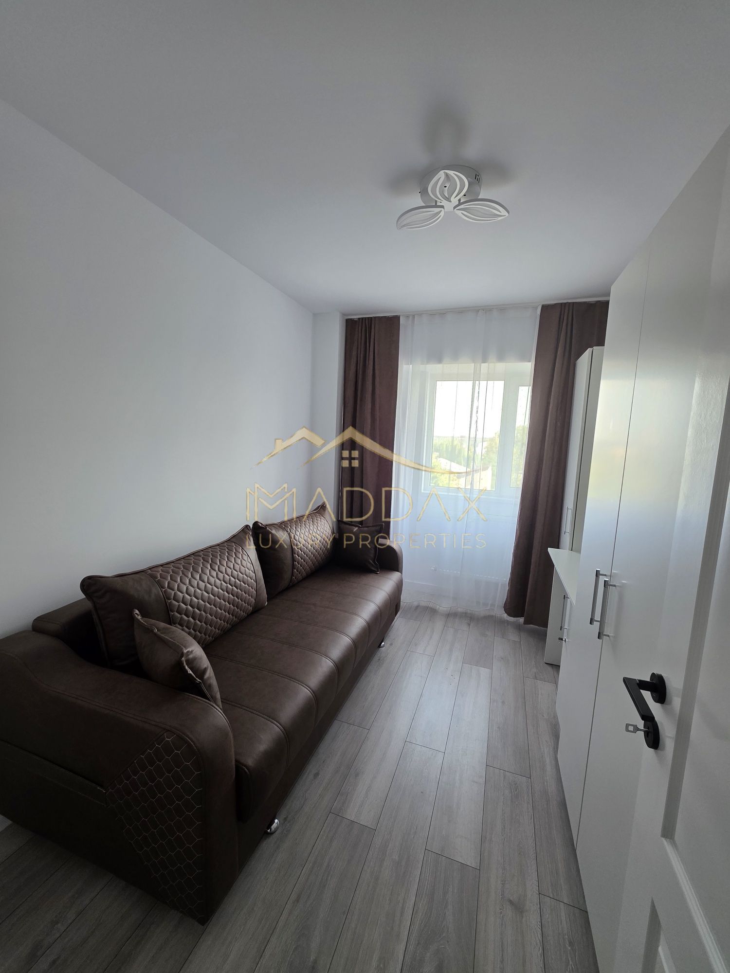 Prima închiriere | 3 camere | Renovat integral | Central | Proximitate metrou — fotografia 3
