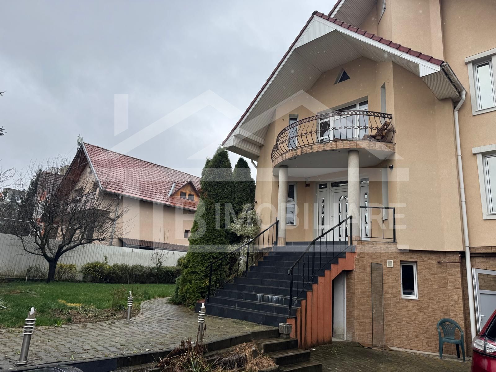 Vila cu 6 camere, 420mp, teren 720mp, parcari, Zona Shopping City