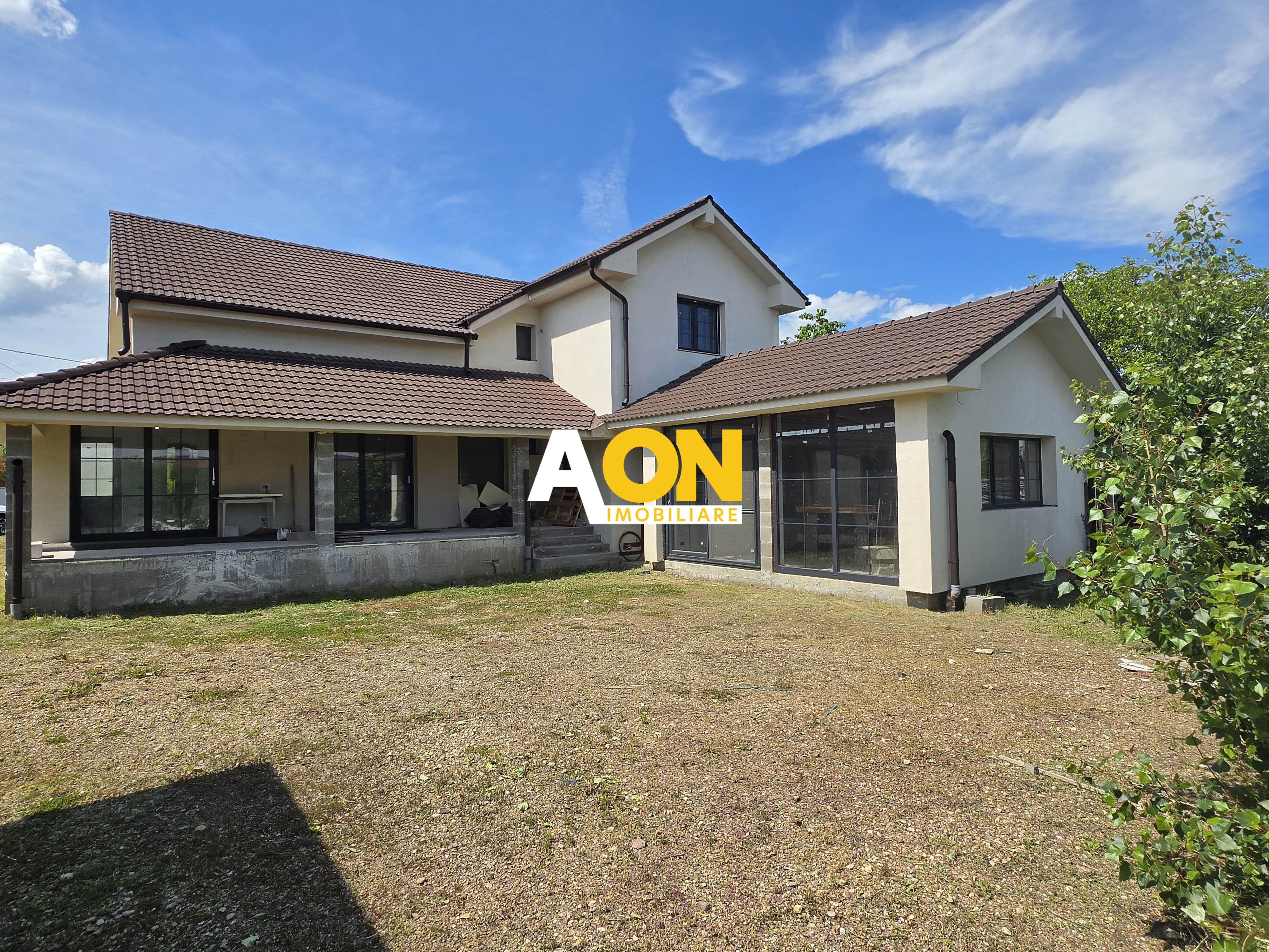 Casă nouă, impozantă, 6 camere, 1346 mp teren, Bărăbanț