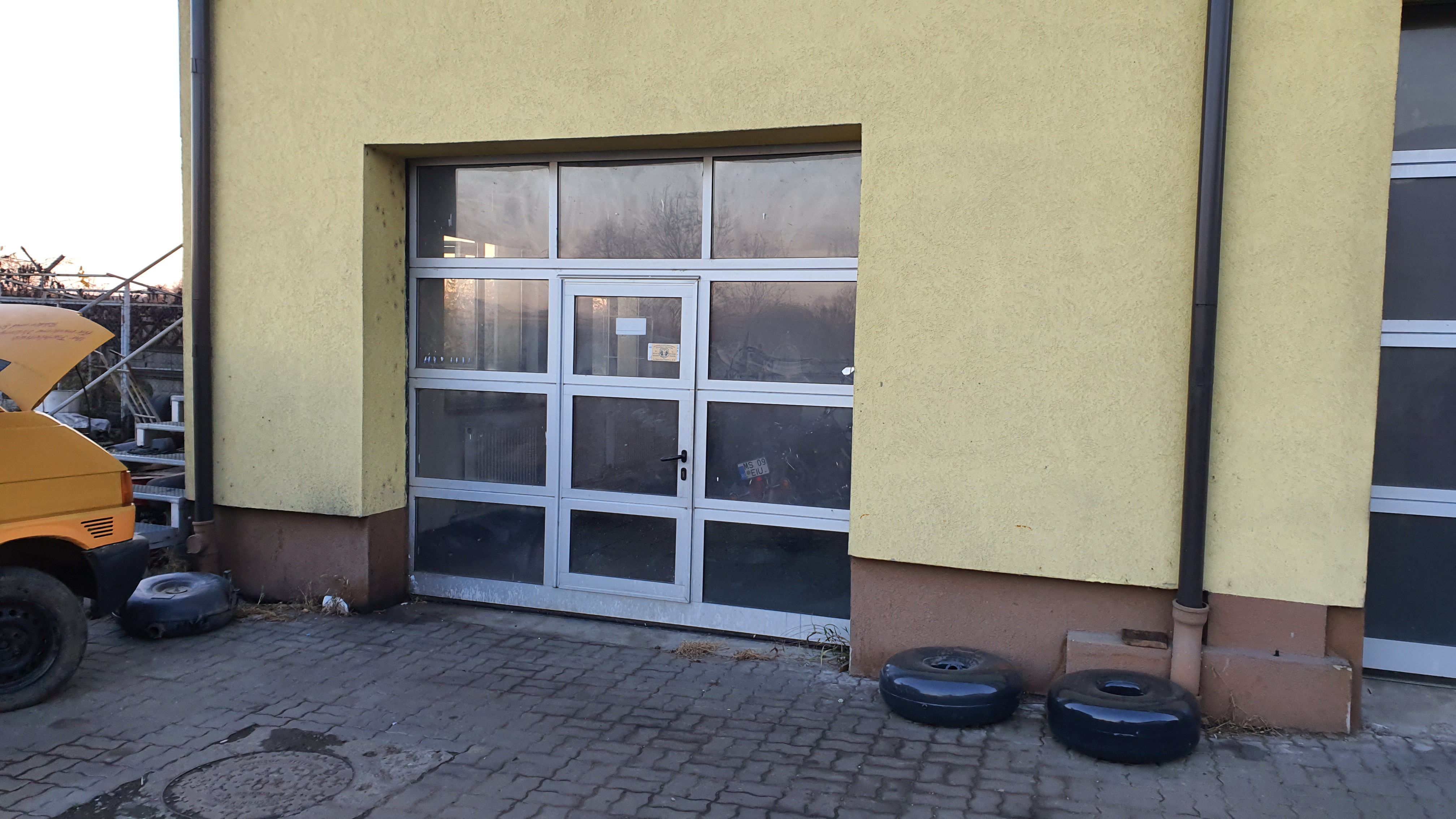 Boxă pentru service auto cu elevator