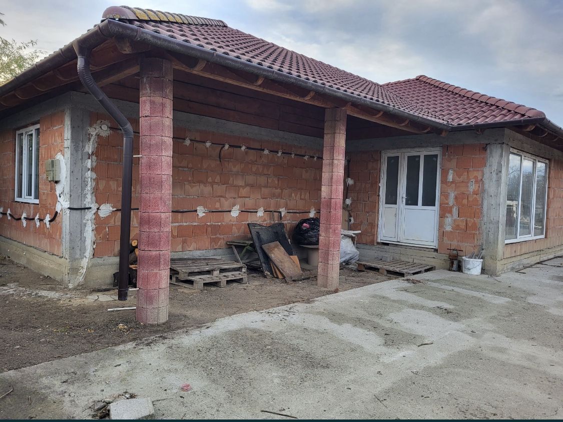 Vand casa in rosu 120mp — fotografia 4