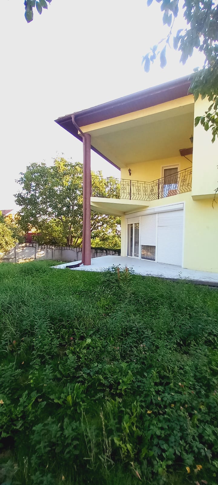 Casă modernă cu grădină, garaj și 4 dormitoare – Zonă rezidențiala Gr. Poporului