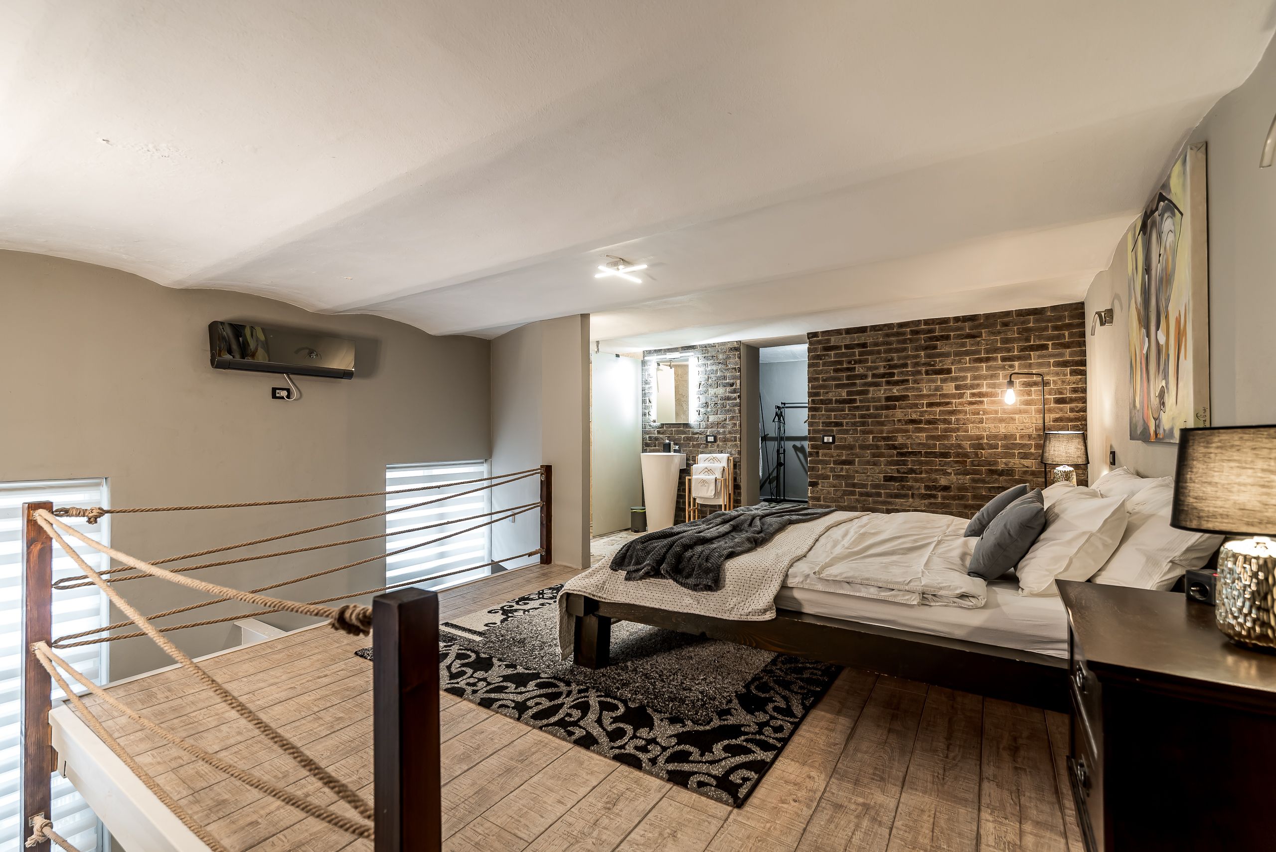 Loft ultracentral 90 mp | 2 niveluri | mobilat complet — fotografia 3
