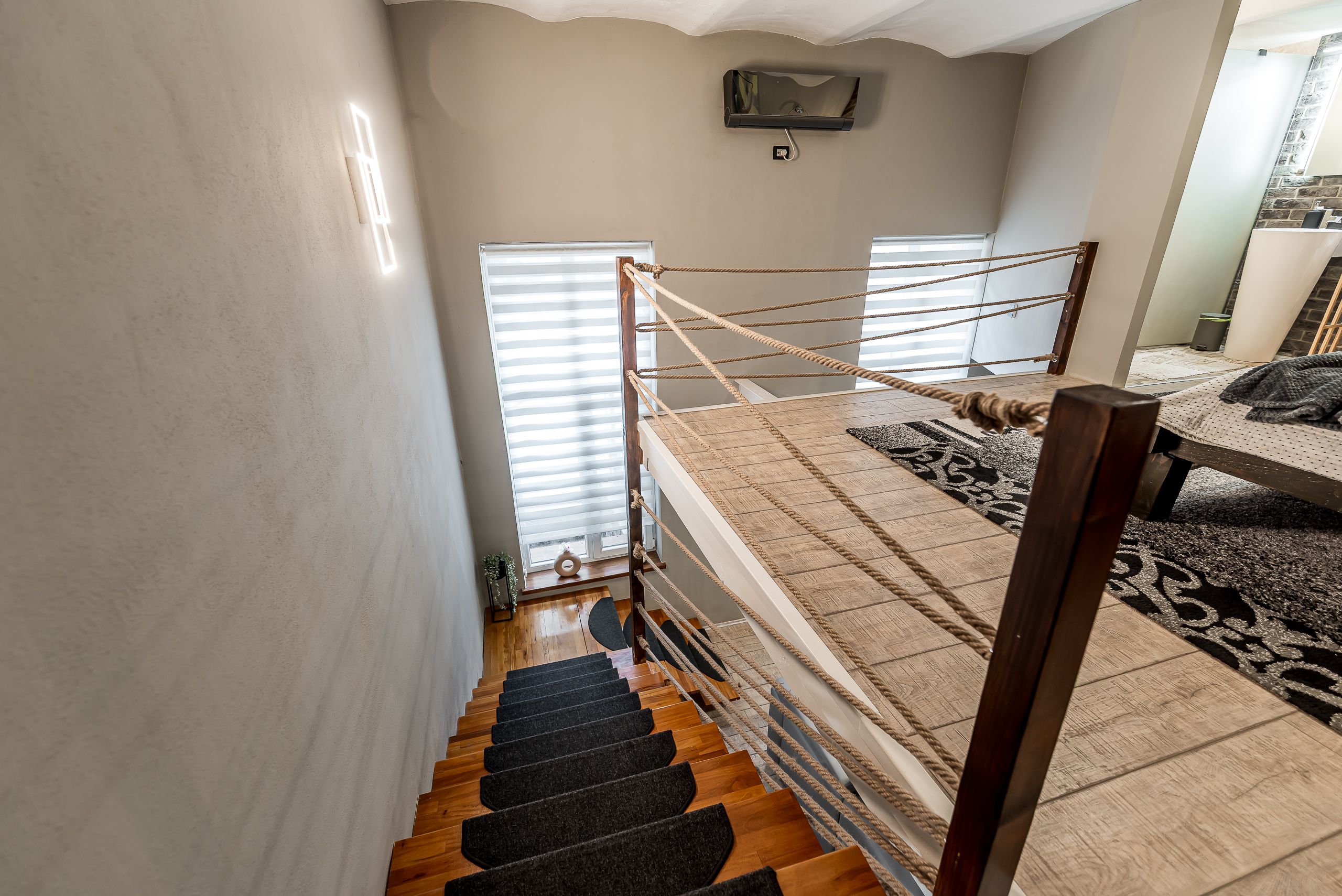 Loft ultracentral 90 mp | 2 niveluri | mobilat complet — fotografia 5