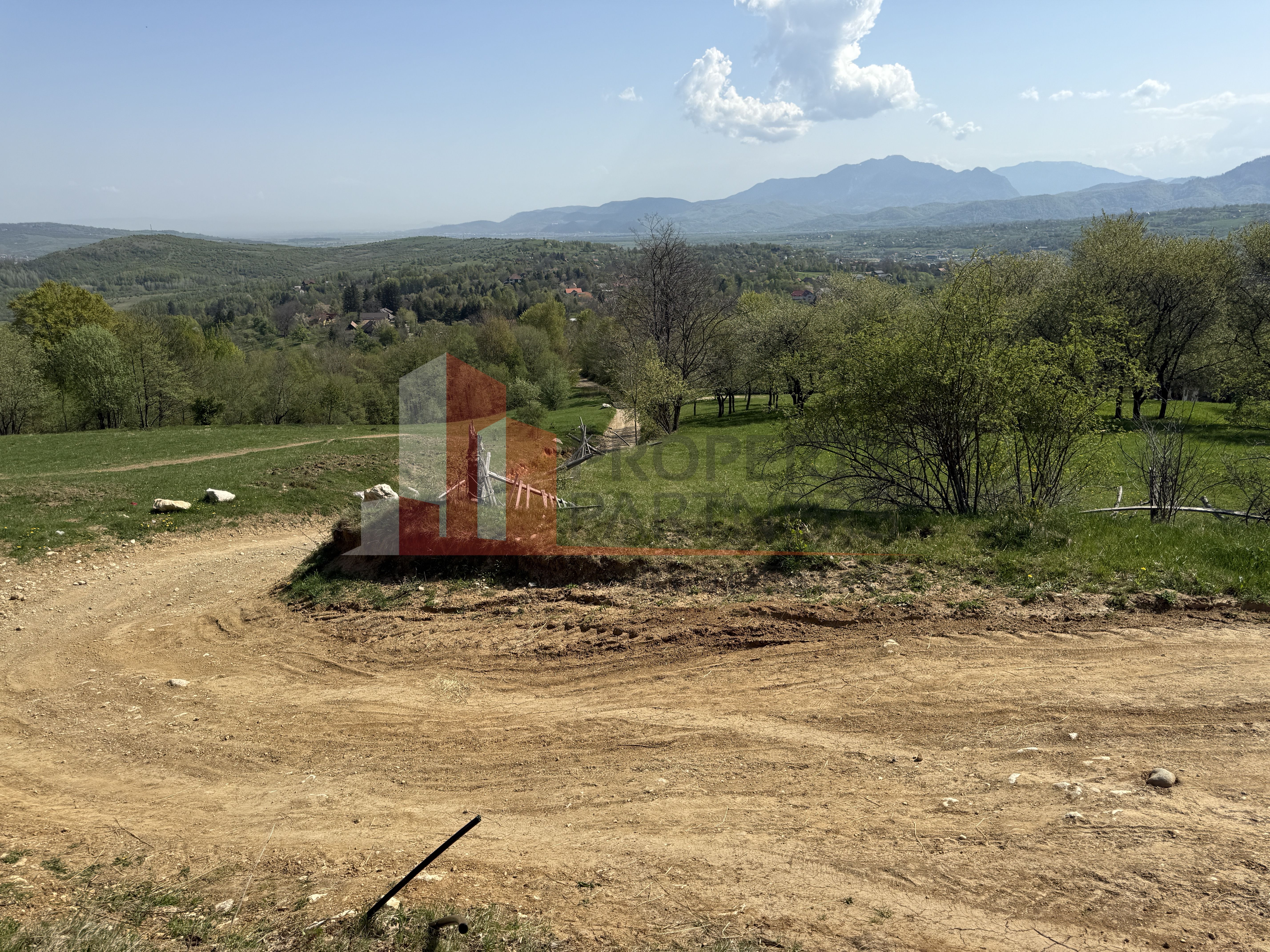 Terenuri Bran - Predelut  Priveliște către Bucegi și Postăvaru — fotografia 4