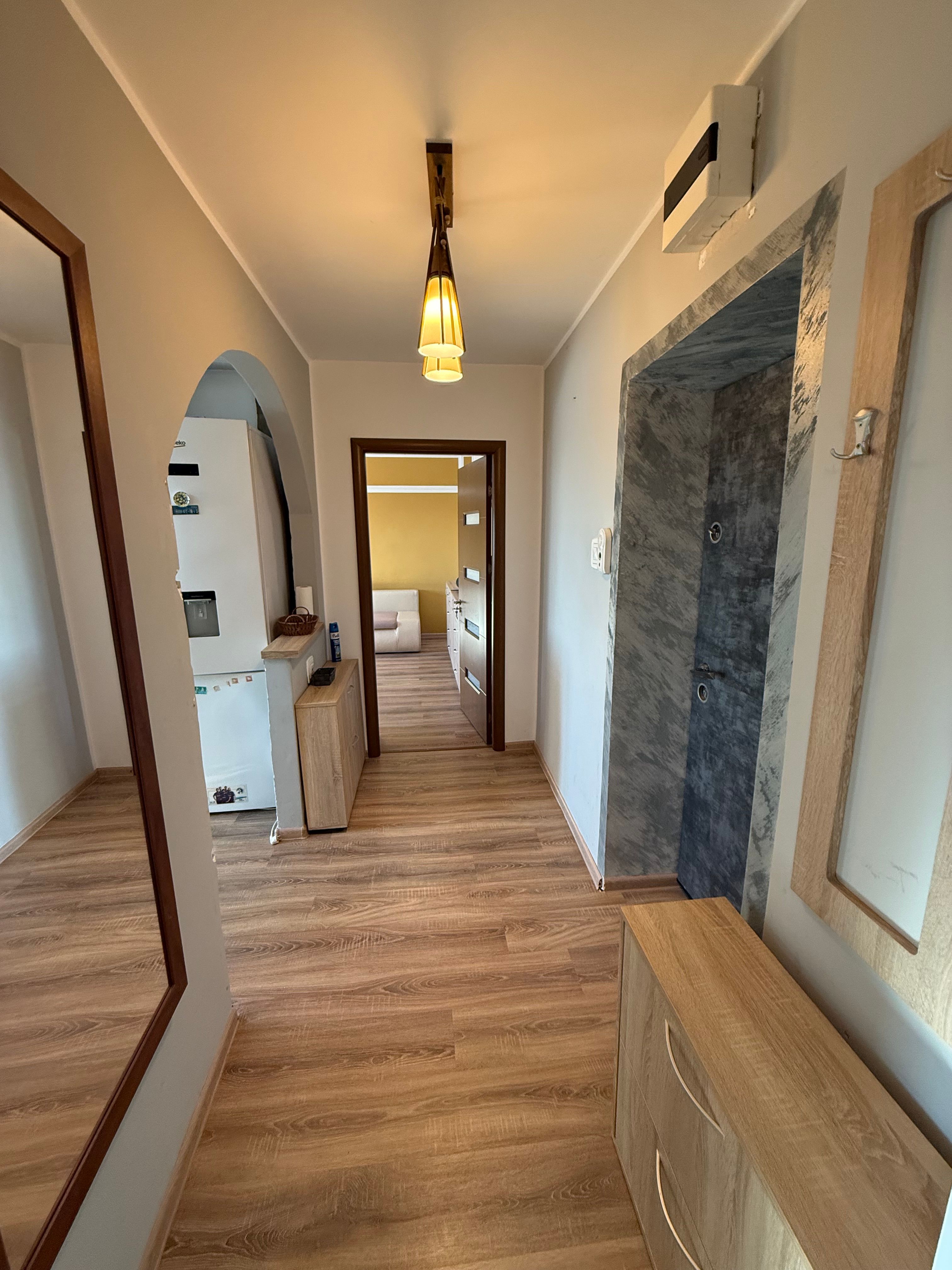 Apartament 2 camere renovat/mobilat/utilat , cu vedere către munte ! — fotografia 3