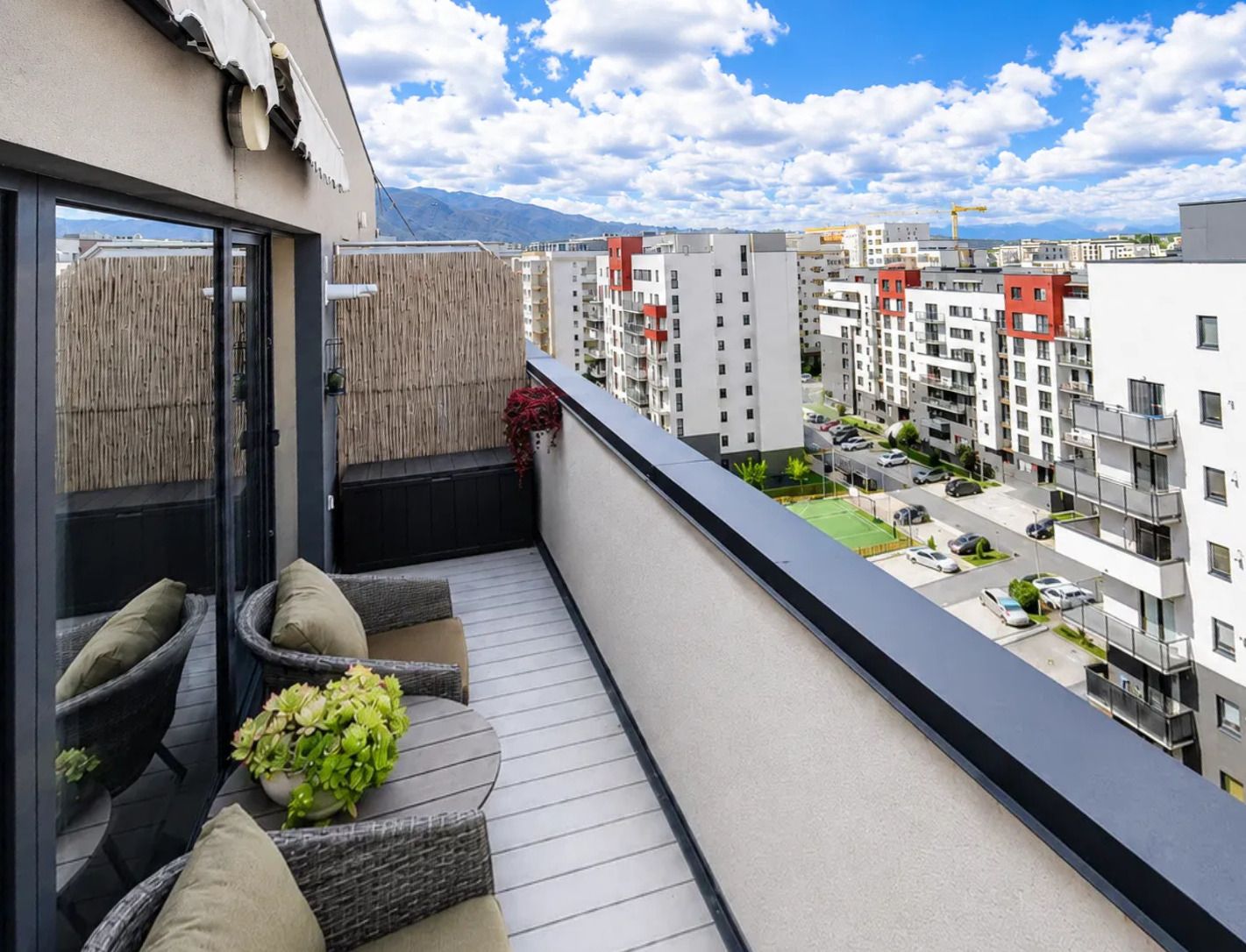 DUPLEX MODERN CU 3 CAMERE TERASĂ PARCARE ȘI BOXĂ CORESI — fotografia 3