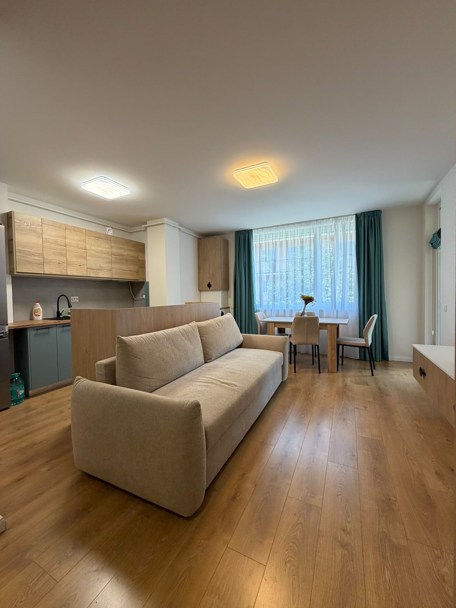 Apartament 3 camere, 2 bai, balcon, etaj intermediar, parcare