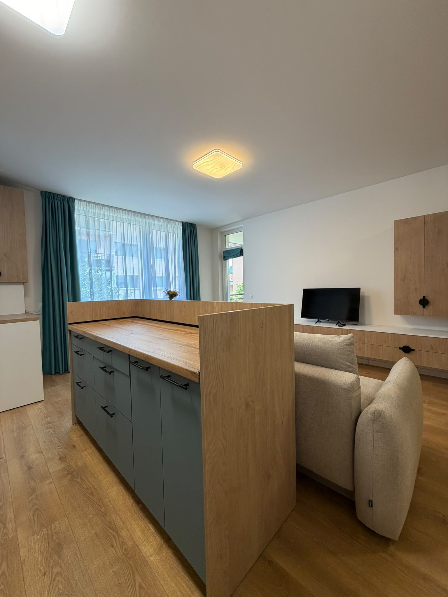 Apartament 3 camere, 2 bai, balcon, etaj intermediar, parcare — fotografia 3